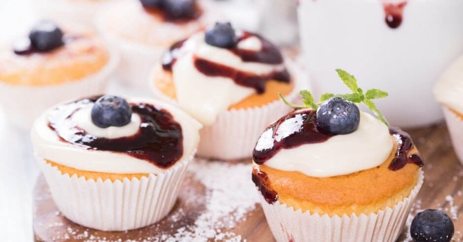Muffiny białe na stelażu, do babeczek i wypieków, praktyczne