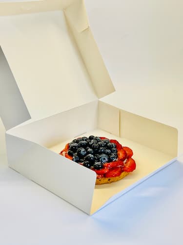 Pojemnik kartonowy biały, wymiary 25 x 21 x 7 cm, z tektury litej