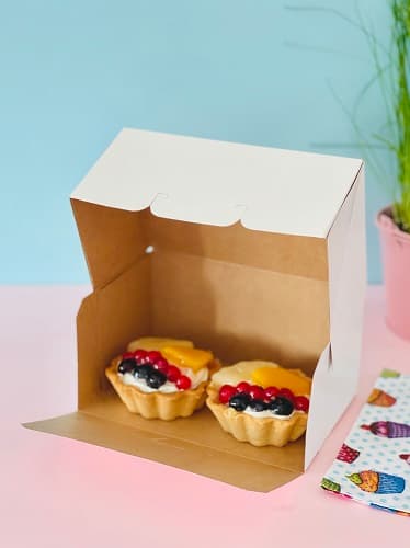 Pudełko cukiernicze klejone, kolor biały, z tektury litej, jednoczęściowy, zamknięcie klapowe