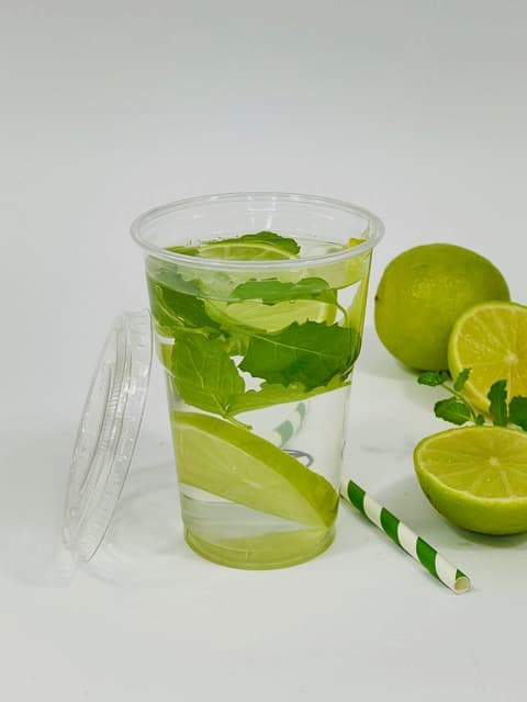 Woda w jednorazowym kubku plastikowym blog